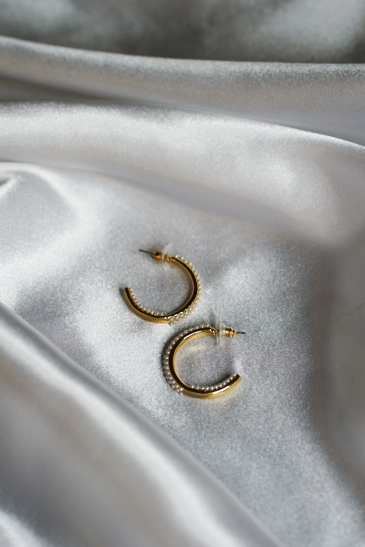 MEDIUM C HOOPS WITH PEARL DETAILS- GOLD