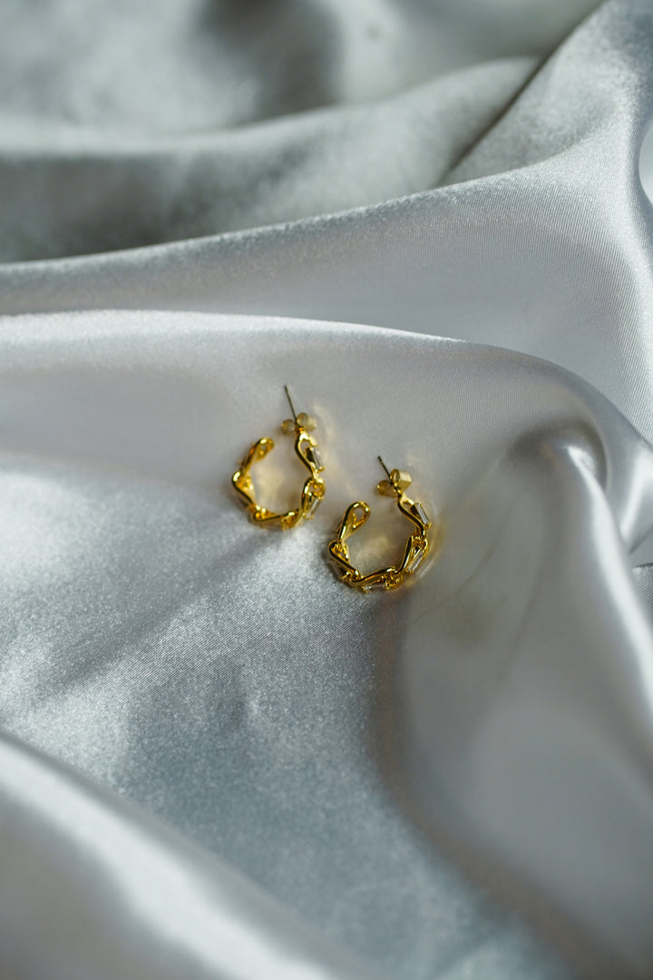 SMALL CHAIN  C HOOPS WITH EMBEDDED CRYSTALS- GOLD